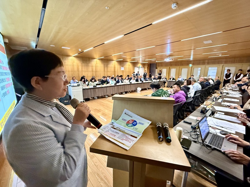 行政院長卓榮泰13日上午到金屬工業研究發展中心傳產創新大樓出席高雄產業座談會，財政部長莊翠雲(前左)也到場，現場進行簡報說明。 (圖：中央社)