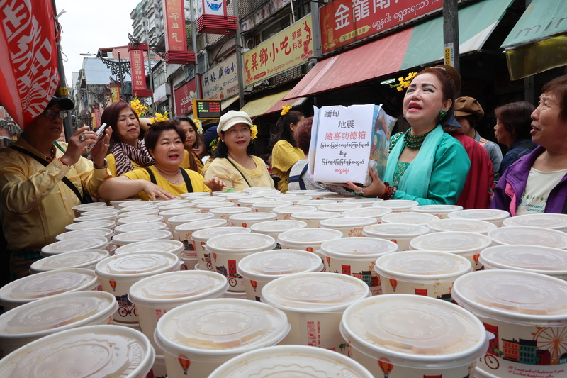 緬甸強震釀重大傷亡，新北市中和區俗稱緬甸街的華新街13日舉辦緬甸平安祈福活動，現場發起募捐，盼社會各界伸援，協助緬甸災民度過難關，重建家園。 (圖：中央社)