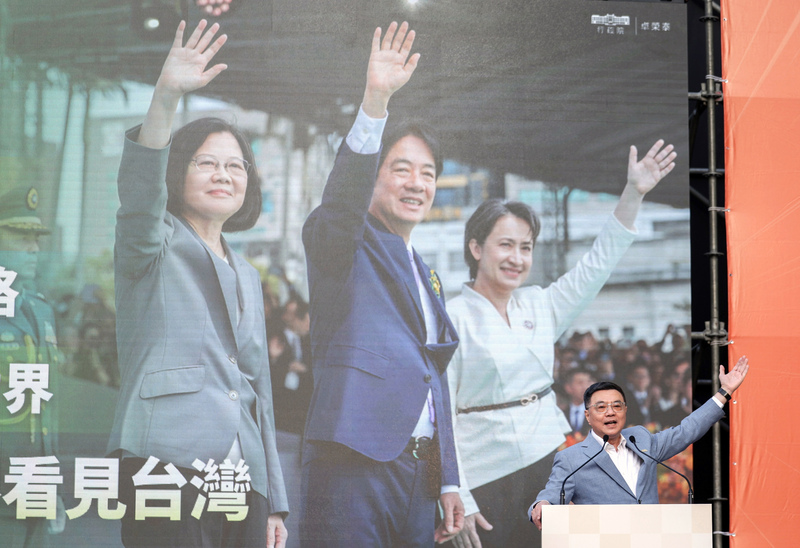 行政院長卓榮泰13日下午出席民進黨「人民是頭家」政策宣講會台北場，登台說明政府施政方向。(圖：中央社)