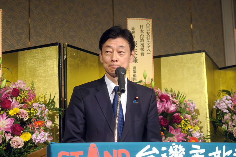 前日本經濟產業大臣、現任日本眾議員西村康稔13日於台僑聯歡晚會發表致詞。 (圖：中央社)