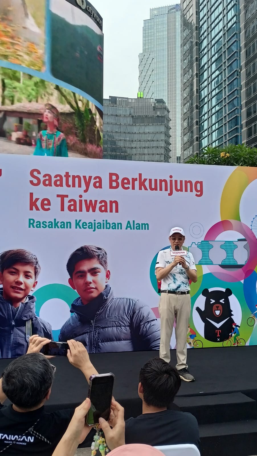 觀光署在印尼雅加達無車日舉辦活動，台灣駐印尼公使林信任大力推廣台灣旅遊。(照片由台灣駐印尼代表處提供)