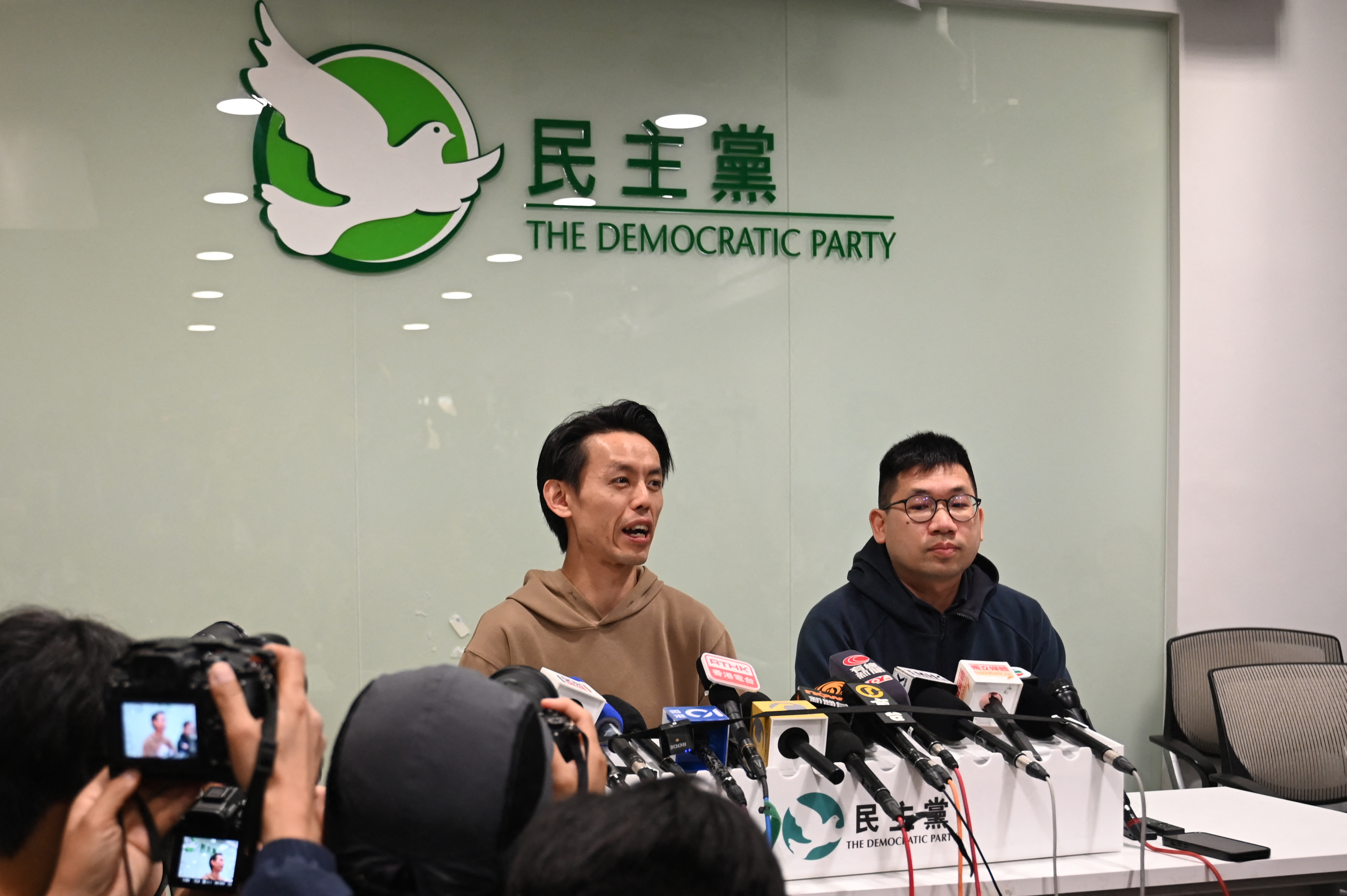 香港民主黨13日召開特別會員大會，黨主席羅健熙(左)表示，出席的黨員有9成以上同意授權中央委員會採取措施解散政黨。(AFP)