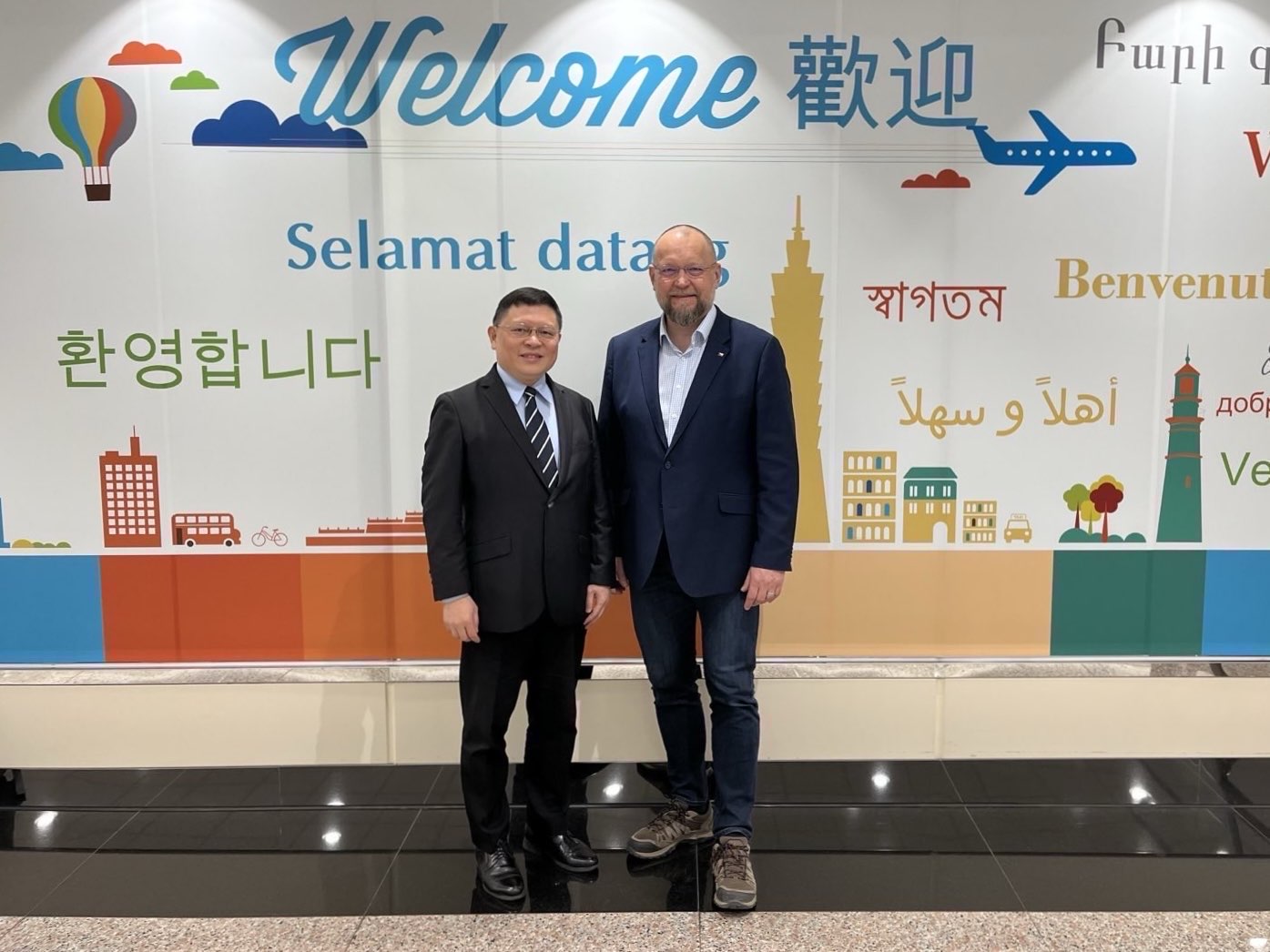 捷克眾議院副議長巴圖謝克(Jan Bartošek，右)應邀訪台，外交部歐洲司副司長林主恩(左)代表前往機場歡迎。(外交部提供)