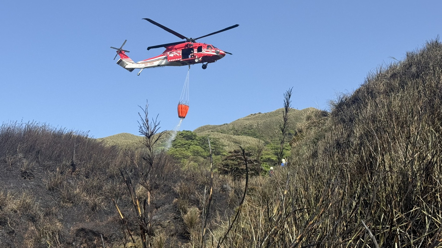 內政部空中勤務總隊持續聯合共勤機關推動系統化、標準化的飛行訓練。圖為空勤總隊馳援陽明山國家公園小油坑火災。(臺北市政府消防局提供)