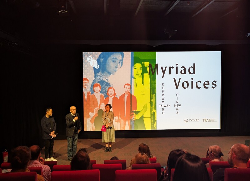 英國電影協會（BFI）3月至4月底在倫敦舉行台灣新電影專題影展，高齡85歲的台灣新電影運動知名導演、金馬獎「終身成就獎」得主陳坤厚（中）應邀現場為觀眾導讀、回應提問。攝於11日在BFI南岸影城的陳坤厚作品「最想念的季節」放映會。 (圖：中央社)