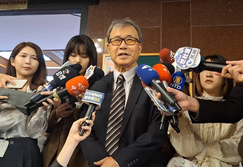 近日有大專生在校園自發設立罷免攤位，引發正反意見。教育部長鄭英耀(中)14日在立法院接受媒體聯訪表示，校園民主和言論自由是台灣高教的重要資產，屬於學生的言論自由和公民活動，應該給予尊重。(圖：中央社)