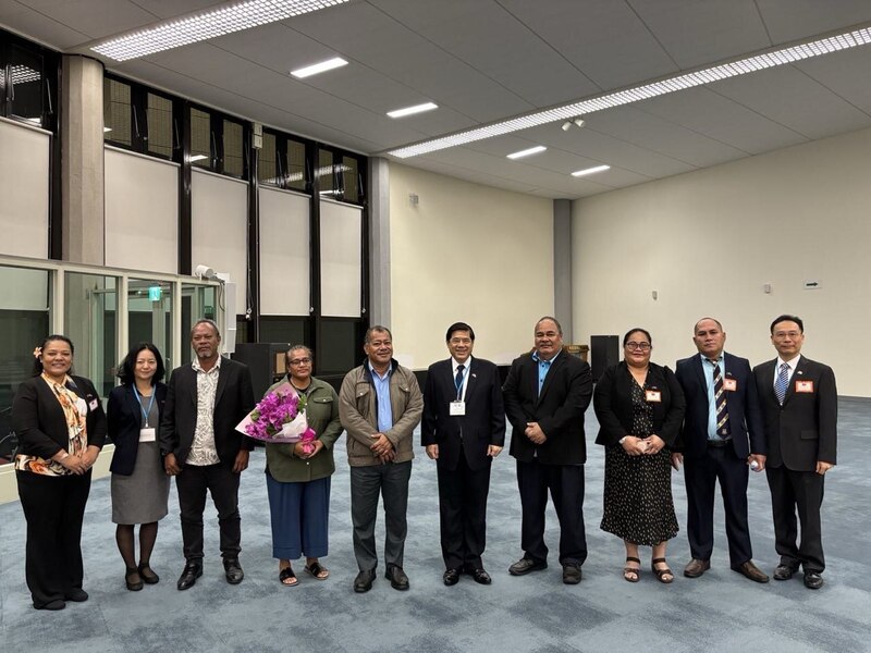 吐瓦魯副總理倪樂索尼(Panapasi Nelesone)(左5)率團訪台，外交部常務次長陳立國(右5)代表政府接機。(外交部提供)(圖：中央社)