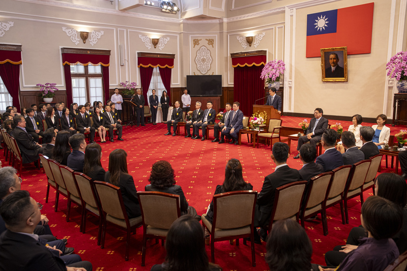 總統賴清德(致詞者)14日接見「社團法人國立台北科技大學經營管理系、工業工程與管理系及資訊與財金管理系等3系所友會」，賴總統在會中致詞肯定北科大對台灣產業經濟發展的貢獻。(圖：中央社)