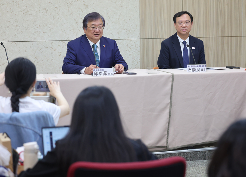 衛福部長邱泰源(左)、健保署長石崇良(右)。(圖：中央社)