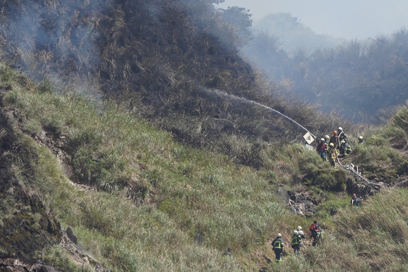 陽明山小油坑停車場附近竹林14日發生火警，台北市消防局獲報緊急出動人車到場布水線滅火灌救。(圖：中央社)