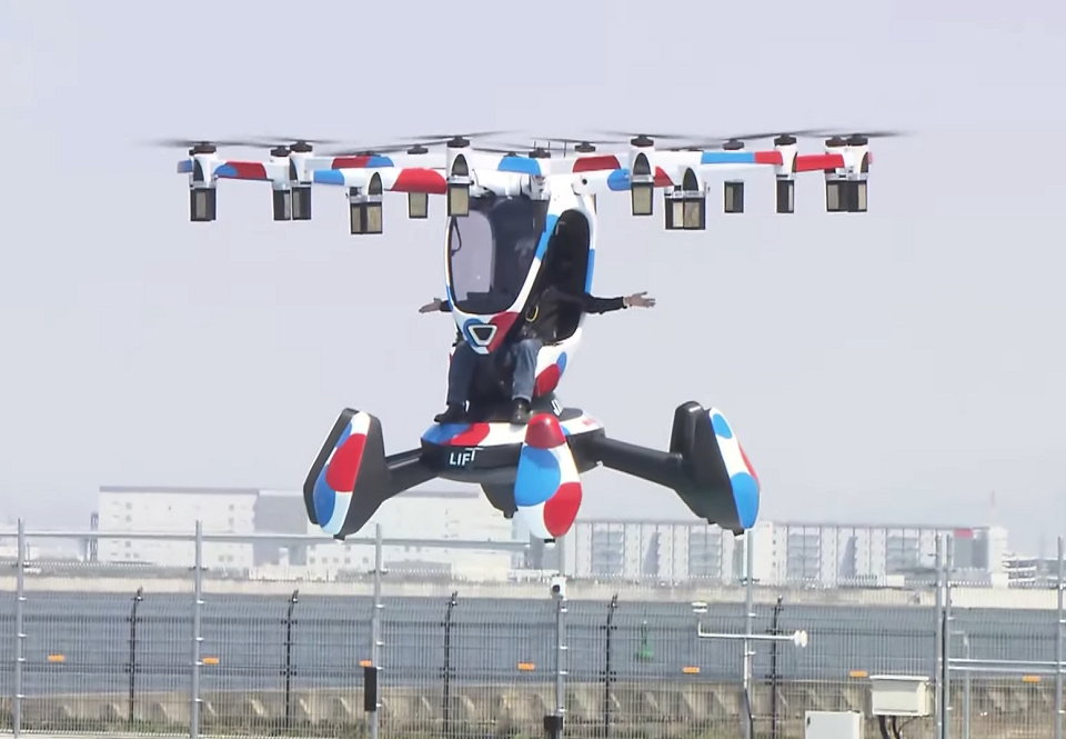 大阪關西世博進入第2天，「空中飛行車」14日首度於會場展示飛行，駕駛在飛行途中多次「雙手騰空」，讓參觀民眾相當驚訝。(圖擷自YouTube)