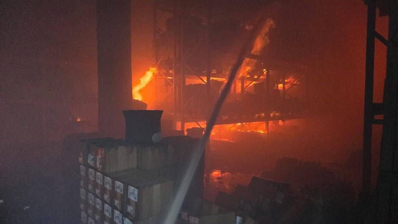 俄羅斯日前對烏克蘭發動攻擊，造成札波羅熱一間加油站起火燃燒，所幸未造成人員傷亡，但仍造成其他地方8人受傷。(X@Zlatti_71)