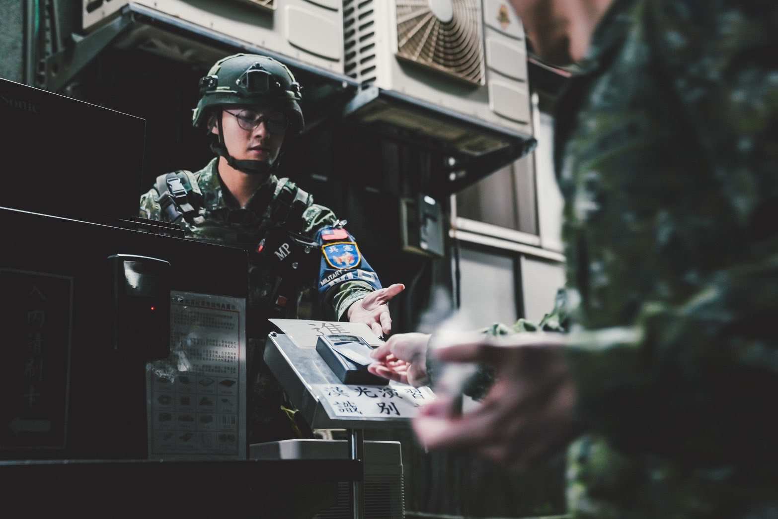 圖為憲兵人員對參加兵推的官兵進行身分核實。(FB@國防部發言人  )