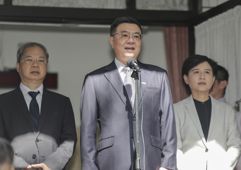 行政院長卓榮泰(中)15日率副院長鄭麗君(右)、祕書長龔明鑫(左)等人，赴立法院進行施政方針及施政報告並備詢。(圖：中央社)