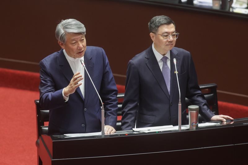 因應美國對等關稅，總統賴清德勉勵民眾「吃苦當吃補」。經濟部長郭智輝(左)15日表示，台灣人不都是這樣，吃苦當吃補很正常，俗話說「不經一番寒徹骨，焉得梅花撲鼻香」，大家都清楚天底下沒有掉下來禮物，所以要共同努力、度過難關。右為行政院長卓榮泰。(圖：中央社)