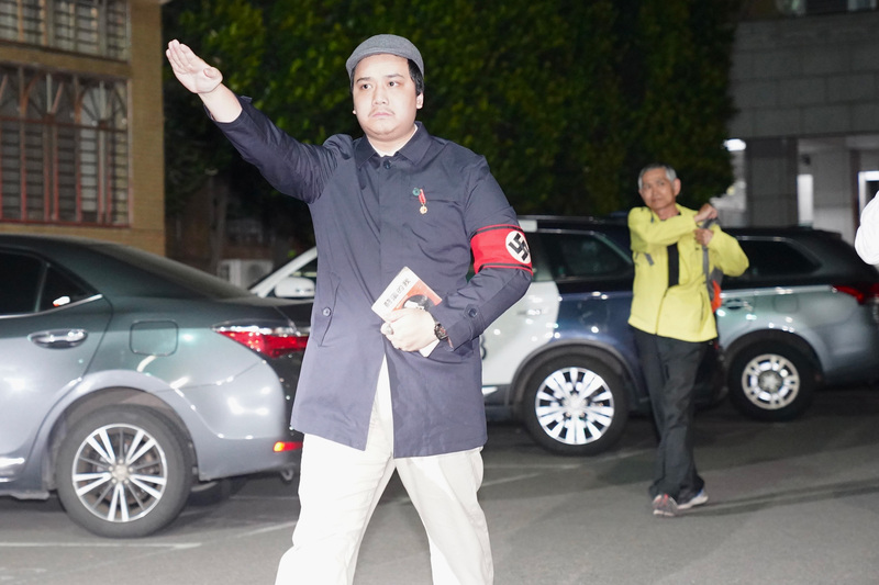 圖為提議罷免民進黨立委李坤城領銜人宋建樑(前)15日晚間移送北檢複訊。(圖：中央社)