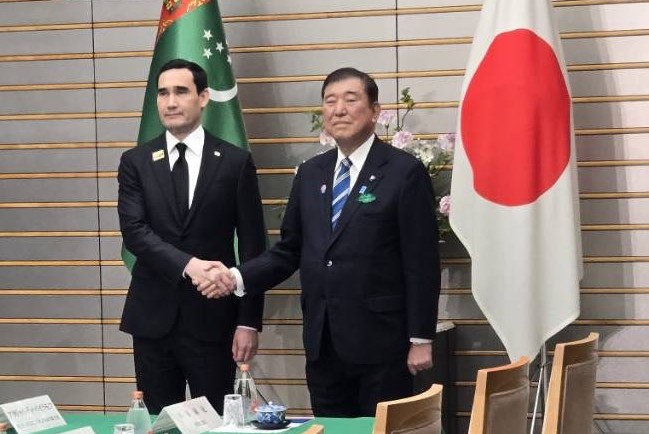 日本首相石破茂(右)今天(15日)與前來日本出席2025年世界博覽會(大阪世博)國家日活動的土庫曼總統塞達爾．別爾德穆哈梅多夫(Serdar Berdymukhamedov)(左)舉行會談。(圖 : X平台/@shigeruishiba)