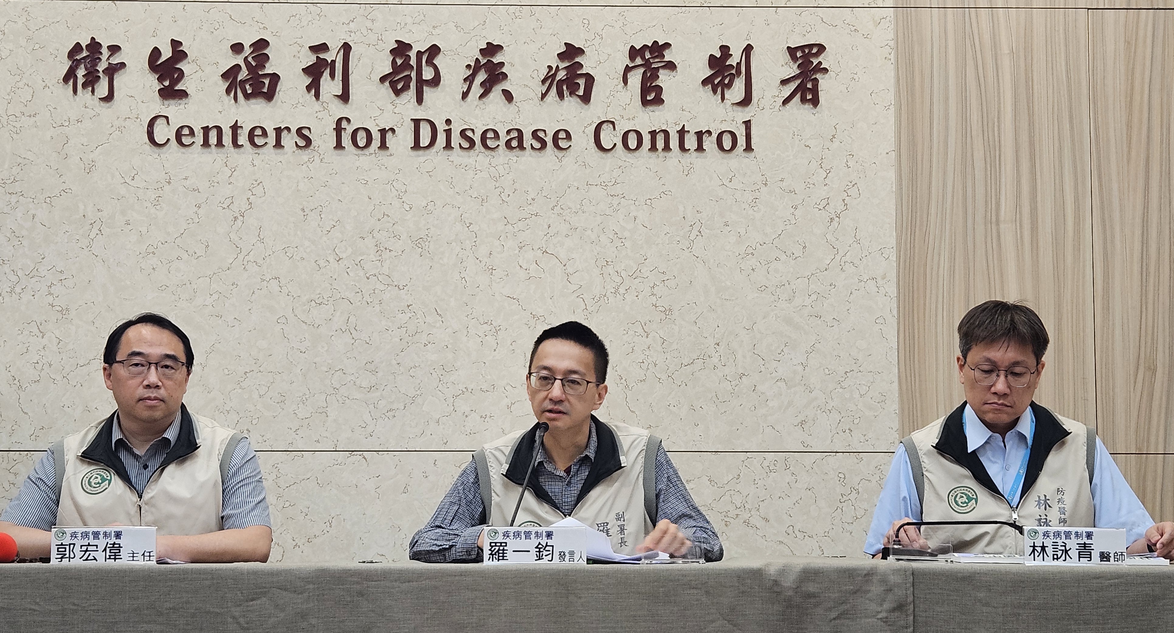 疾管署發言人羅一鈞(中)15日表示，預估未來1、2個月仍會有越南境外病例，可能引發國內群聚。(劉品希 攝)