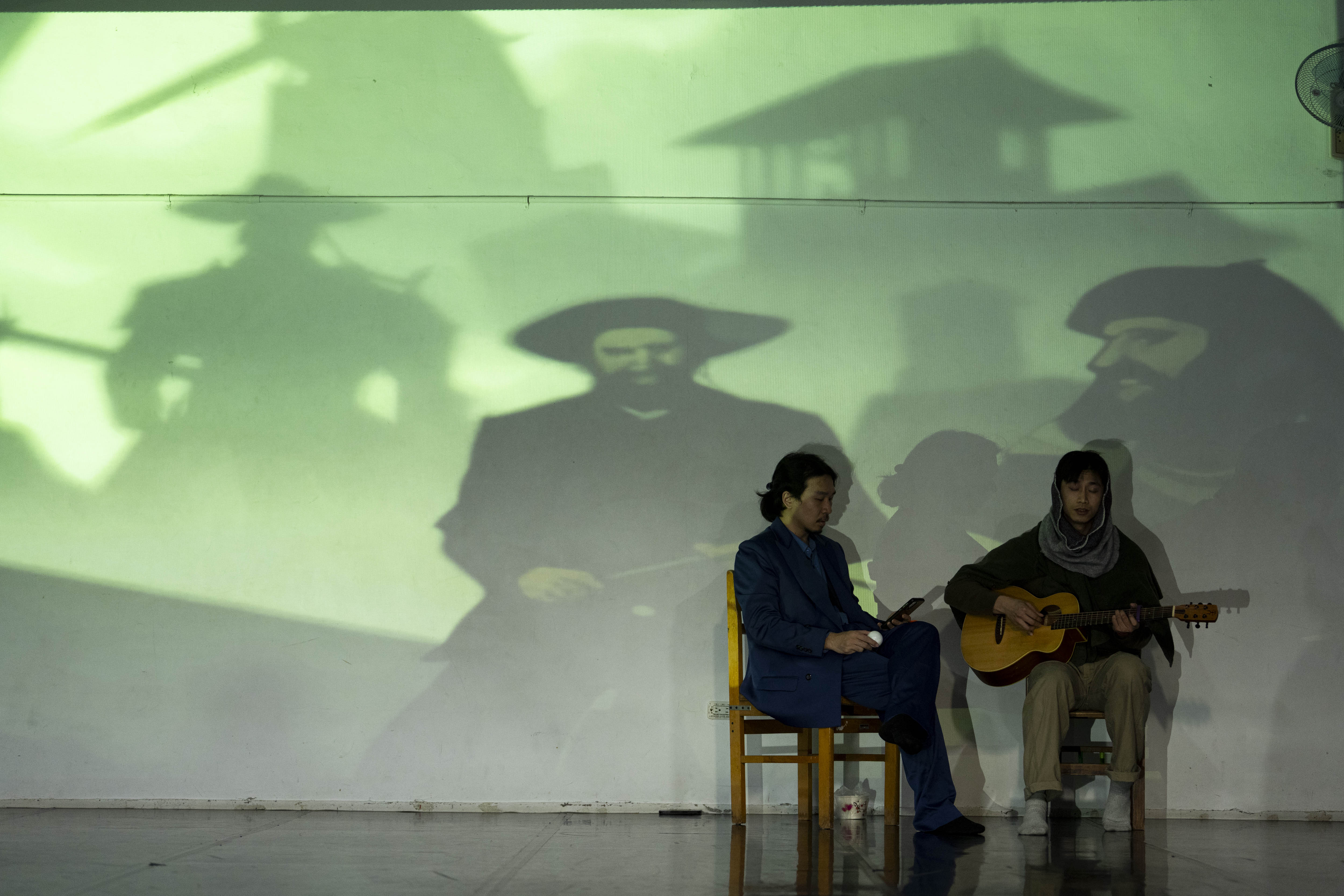 《日夜顛倒的唐吉訶德》融合Unity遊戲引擎、互動設計、AI生成技術以及現場演出，全新詮釋經典文學角色。(台中國家歌劇院提供)