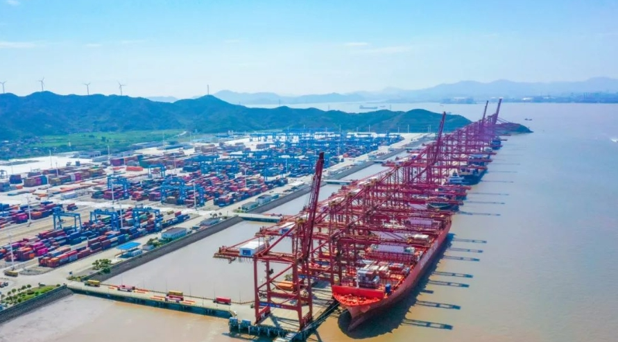 受到川普對中國進口產品課徵145%關稅衝擊，中國港口貨物處理量短短一周已經驟降近10%。中國寧波舟山港。(圖取自寧波周山港公司官網)