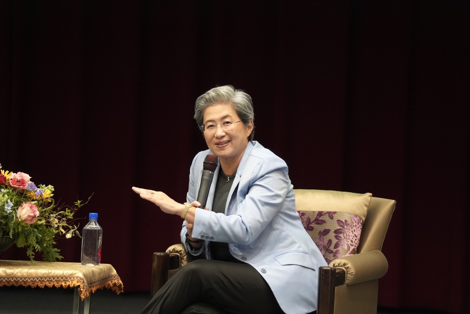 全球頂尖半導體公司超微(AMD)董事長暨執行長蘇姿丰15日出席台大椰林講座與台大校長陳文章對談，並接受現場學生提問。(圖：台大提供)