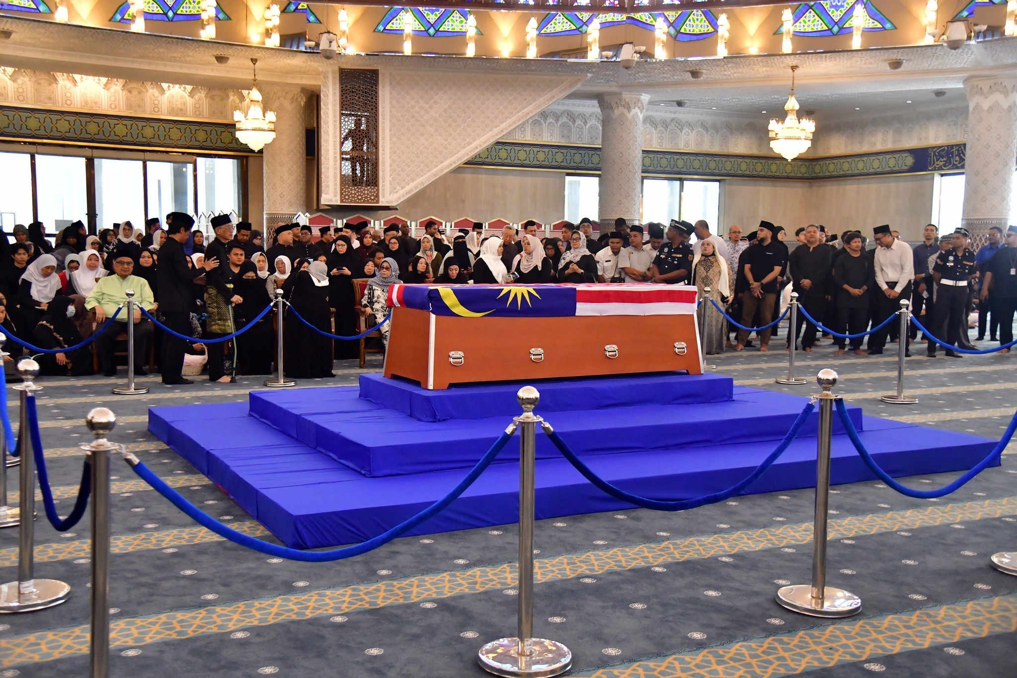 馬來西亞第5任首相阿布杜拉的遺體，已在15日下午2時30分安葬在大馬國家清真寺附近的國家英雄墓園，獲以國葬禮遇送別。(特約記者陳億佩攝)