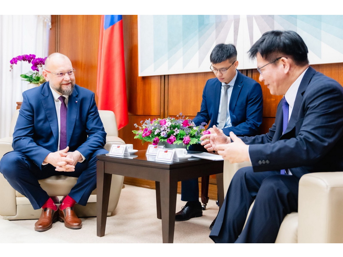 外交部長林佳龍(右)接見捷克眾議院副議長巴圖謝克(Jan Bartosek，左)時表示，台捷直航有望今年下半年增班，展現雙邊關係穩固友好 (外交部提供)