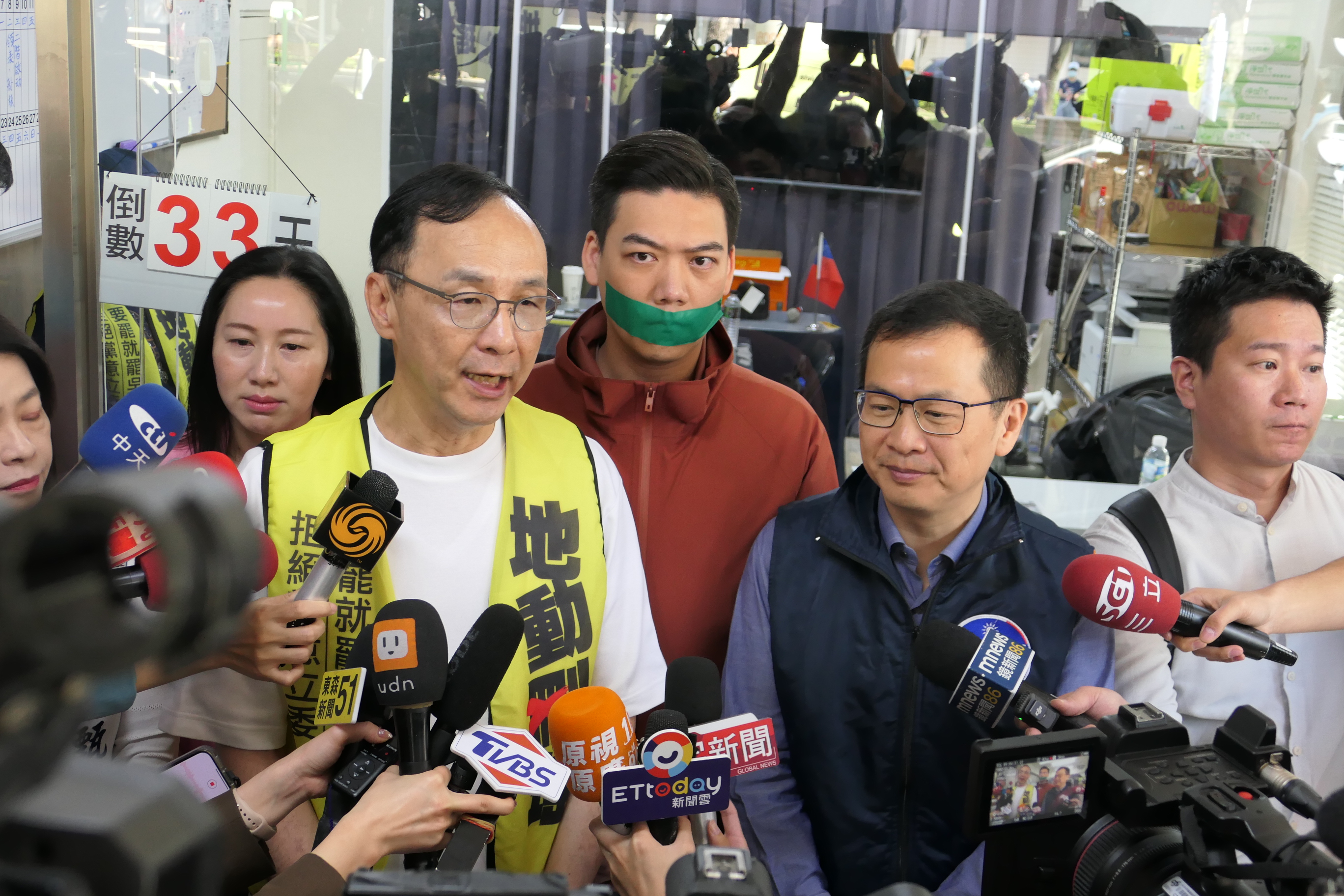 國民黨主席朱立倫16日率國民黨立委羅智強等黨籍民代，到罷免民進黨立委吳思瑤團體總部，聲援罷團召集人賴苡任等人。(趙婉淳 攝)