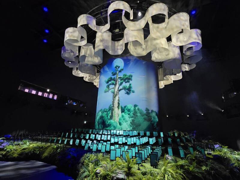 2025年世界博覽會4月13日於大阪開幕，台灣這次以TECH WORLD館名義參展，試營運期間吸引逾5000人參觀，成為熱門排隊館，館內傳達台灣杉意象，被魯凱族稱為「撞到月亮的樹」。 (圖：中央社)