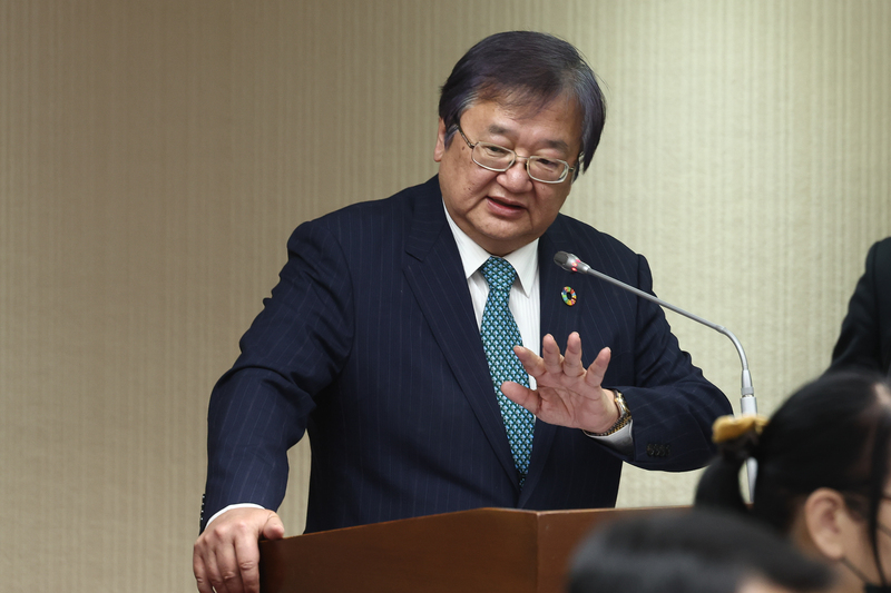 因應美國關稅戰牽動藥價，衛生福利部長邱泰源16日列席立法院專題報告並備詢，說明相關措施。(圖：中央社)