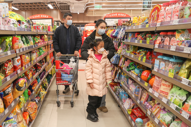 中國官方公布的數據真實性備受質疑。圖為中國民眾在江西南昌一超市內選購商品。(中新社提供)(圖：中央社)