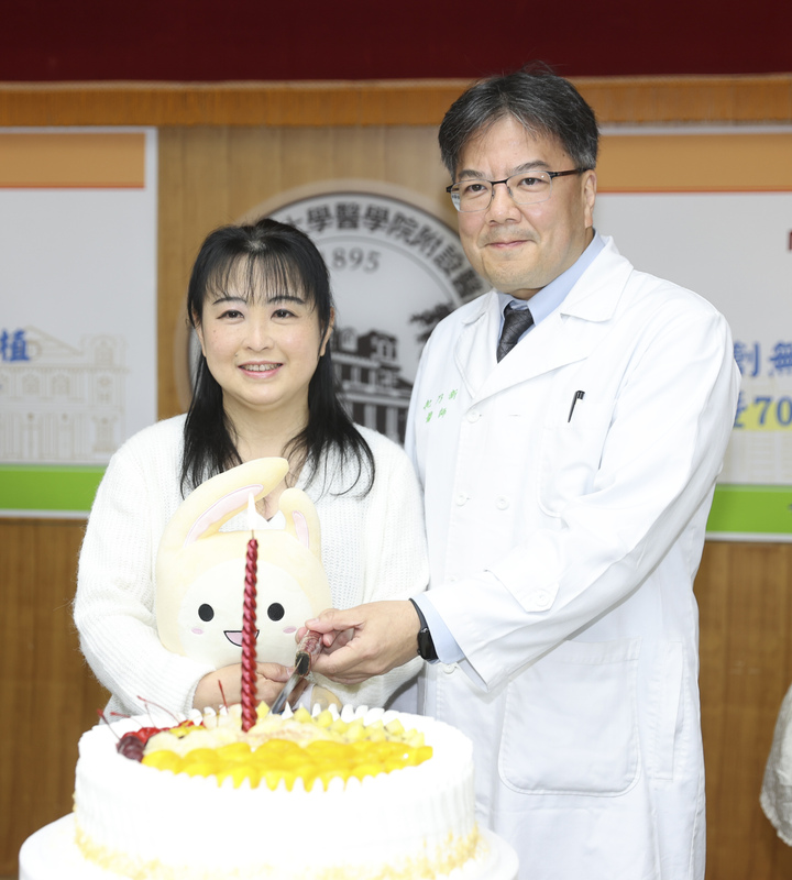 台大醫院16日發布成功完成全球首例「無缺血時間」心臟移植手術，院方舉辦記者會分享成果，首例個案蘇小姐（左）也到場感謝醫療團隊，與心臟血管外科醫師紀乃新（右）一同切蛋糕合影。中央社記者鄭清元攝  114年4月16日 (圖：中央社)