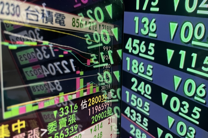 台積電16日在台北股市股價重摔，大盤指數又跌回19500點之下。(圖：中央社)