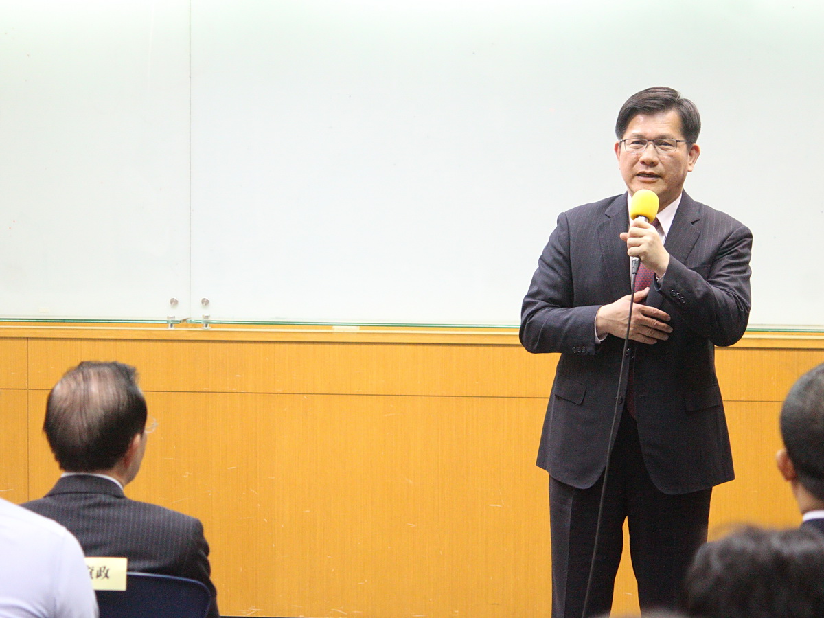 外交部長林佳龍(右)16日應邀出席一場新書發表會表示，台日關係正好是「三鏈戰略」的結合點 (央廣記者王照坤 攝)