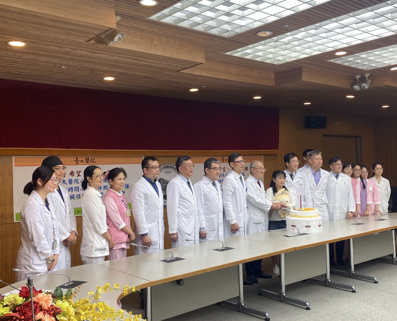 台大醫院16日舉辦「『心』希望，『零』距離 台大醫院心臟移植團隊開創無缺血時間心臟不停跳心臟移植暨700例心臟移植病人慶生記者會」，器官受贈者蘇小姐與醫療團隊一起切蛋糕慶祝並合影留念。(陳念宜 攝)