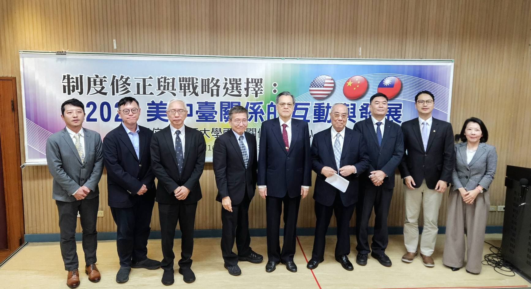 多名學者16日出席「制度修正與戰略選擇：2025美中台關係的互動與發展座談會」，分析川普重返白宮後的安全情勢與政經變化。(歐陽夢萍 攝)