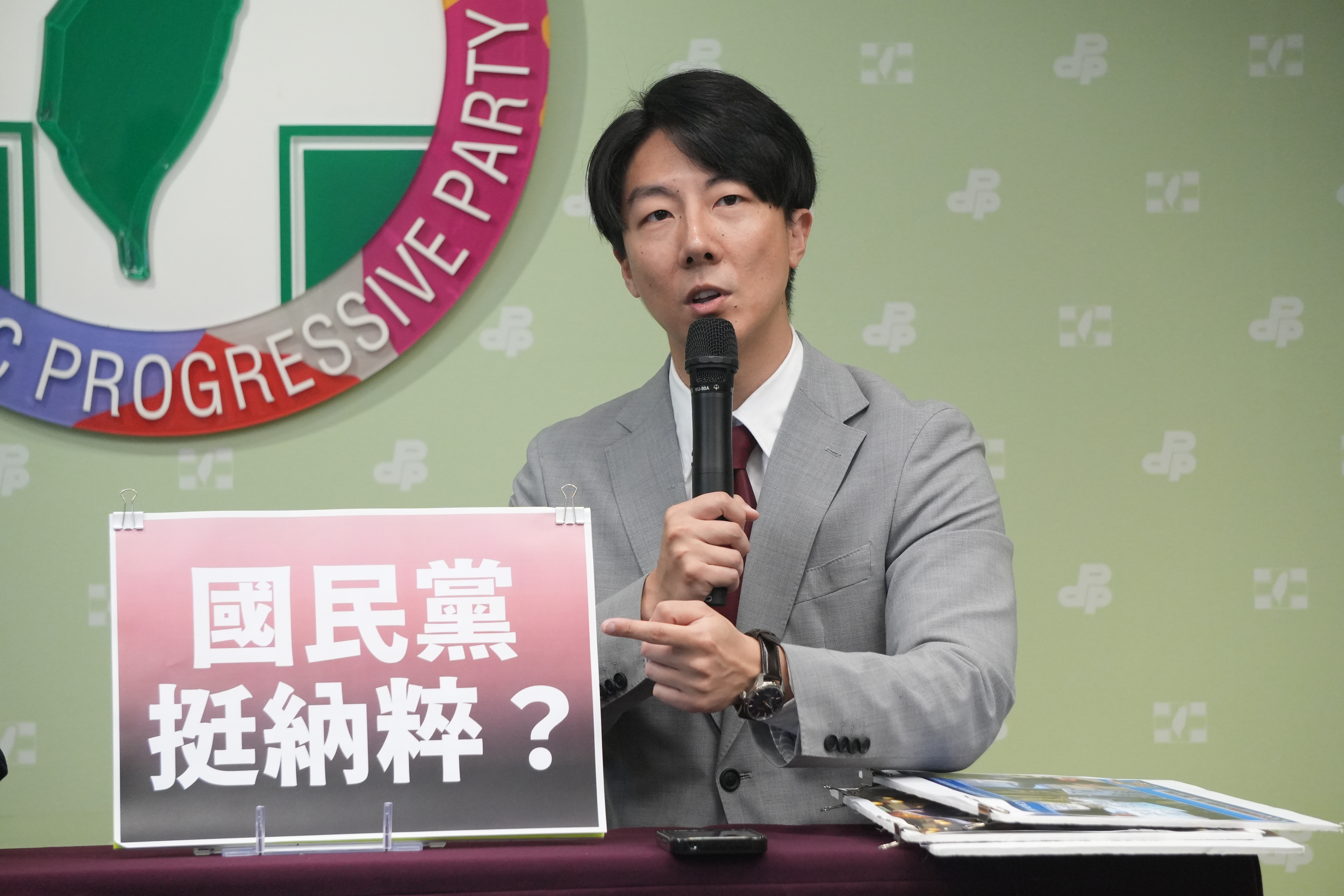 民進黨今天質疑，國民黨青年軍因幽靈連署遭調查時，帶著象徵納粹的臂章，比出納粹手勢，呼籲黨主席朱立倫不要切割，應表態國民黨是否挺納粹？ (劉玉秋攝)