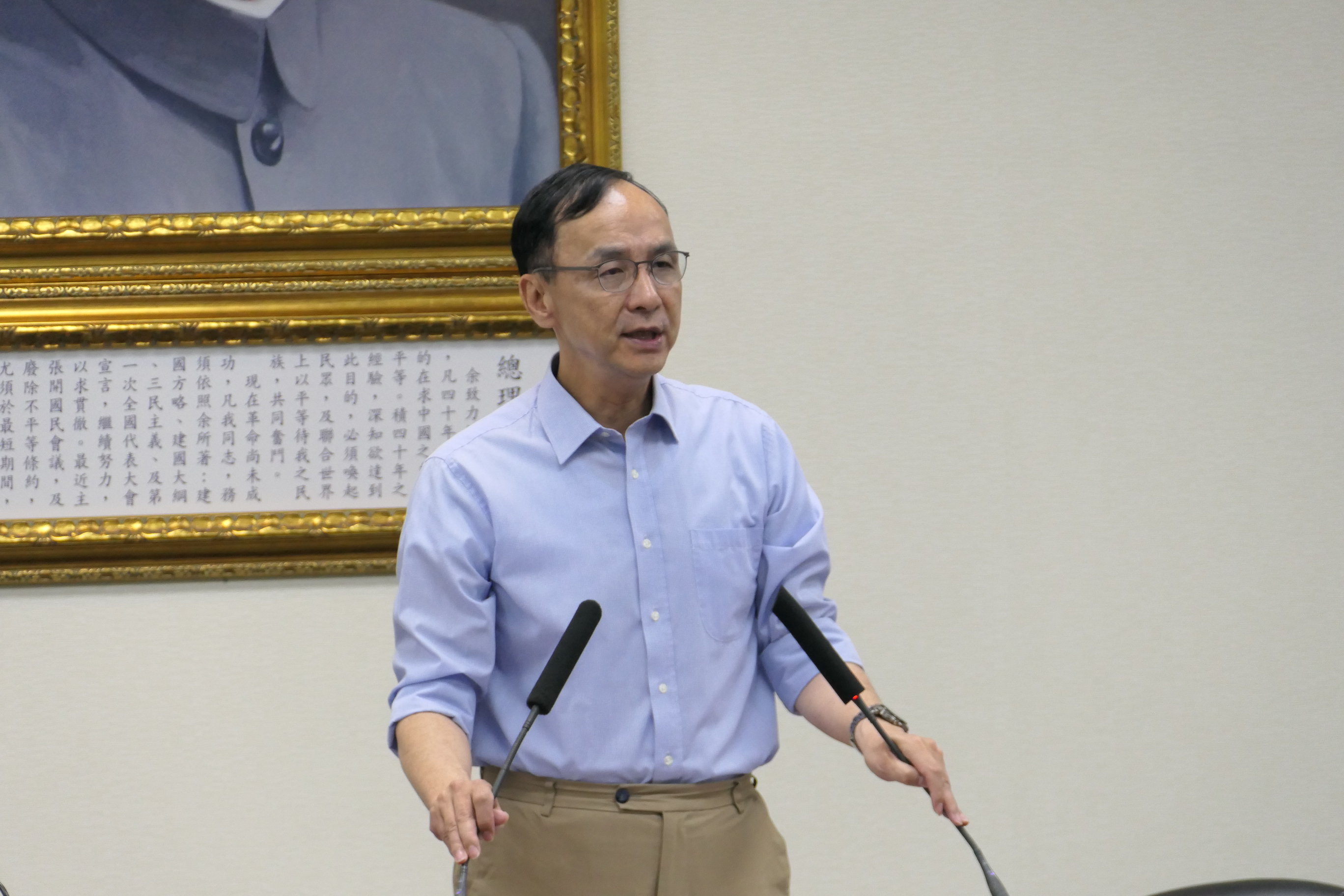 國民黨主席朱立倫今天(16日)在中常會表示，法西斯和納粹獨裁是全民所唾棄的，也是世界所不容許的，而共產獨裁也是國民黨堅決反對的。(趙婉淳 攝)