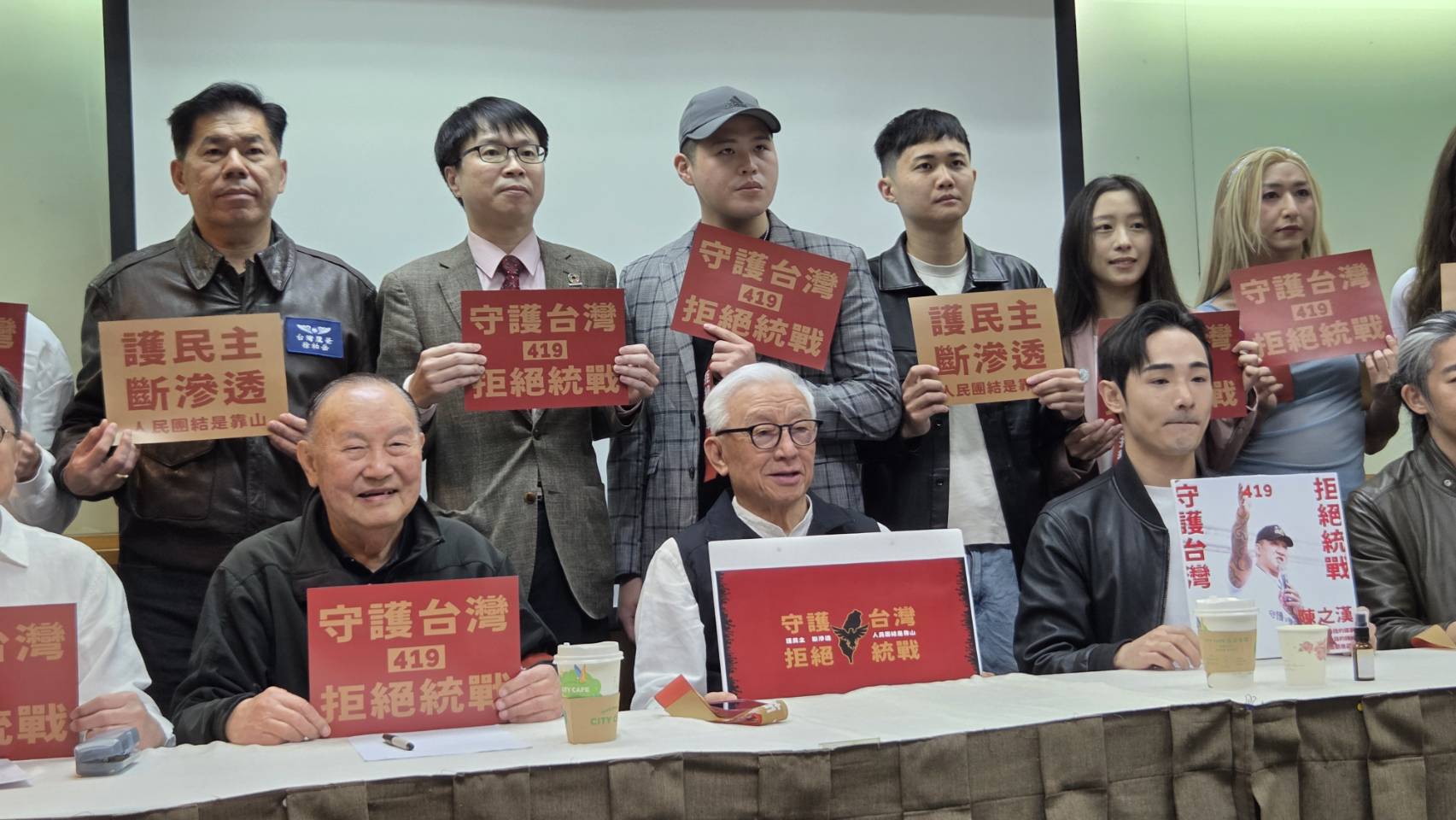 反共網紅八炯發起的「拒絕統戰、守護台灣」凱道大會師行動將於19日登場，八炯與聯電創辦人曹興誠、退將丘衛邦、鷹爸徐柏岳等人今天齊聲呼籲反共護台、大罷免、大成功。(劉玉秋攝)