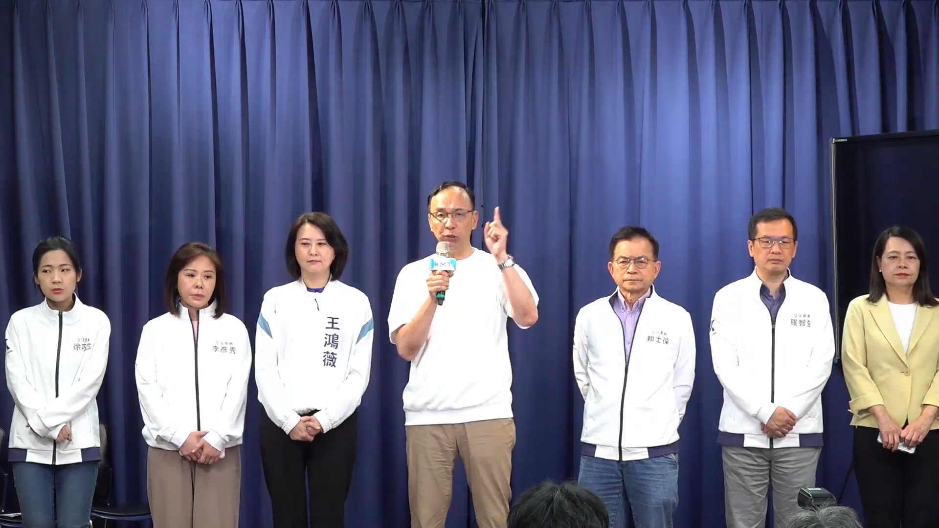 國民黨主席朱立倫17日緊急召開記者會，表示此時是民主最黑暗的時刻，並下達動員令，號召黨公職為正義站出來。(FB@中國國民黨 KMT)