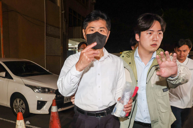 新北檢不服新北地院裁定交保，認為謝慶認(中)、蔡甘子、羅大宇、譚鎮耀及王昱人等5人有勾串、滅證，高院審理後駁回。(資料照：中央社)