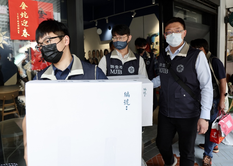 台北地檢署偵辦幽靈連署案，約談罷免民進黨立委吳思瑤、吳沛憶等罷團，17日指揮調查人員搜索國民黨北市黨部，帶走相關證物。 (圖：中央社)