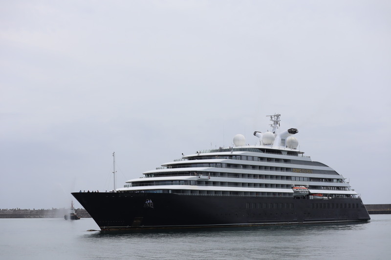 花蓮0403地震後的首艘國際郵輪「星凝天蝕2號」17日中午靠泊花蓮港，花蓮港務分公司特別以噴水禮相迎。(圖：中央社)