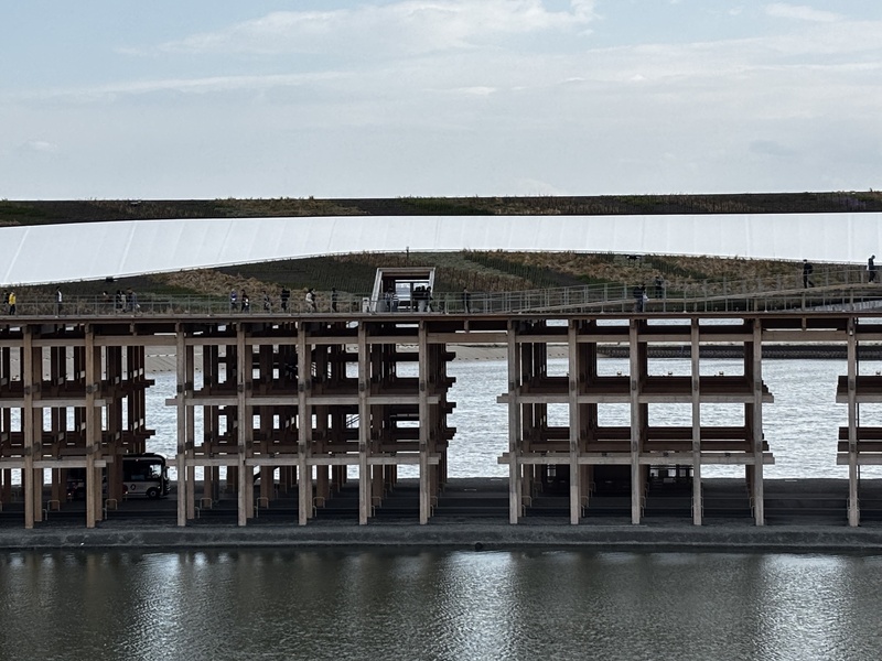 2025年世界博覽會（大阪世博）標誌性建築「大屋頂環」近來在社群媒體被傳「橫樑歪斜」，營運單位萬博協會17日表示，部分組件原本就是以傾斜方式設置，強調安全方面並無問題。 (圖：中央社)