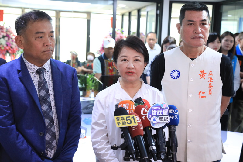 對於檢調搜索國民黨台北市黨部，台中市長盧秀燕（中）17日表示，重辦政治運動的發起人的確是打壓民主，以達到恐嚇、打壓目的，應適可而止。(圖：中央社)