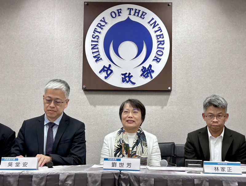 內政部長劉世芳（中）17日表示，立法院朝野衝突嚴重，各黨立委都有收到威脅或言語等攻擊，立委如完成報案程序，需要隨扈可向地方分局申請。(圖：中央社)