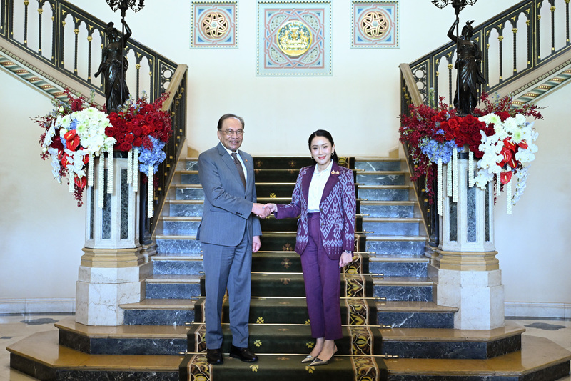 馬來西亞首相安華（左）17日訪問泰國，並和泰國總理貝東塔（右）會面，雙方同意協助緬甸應對災難及相關人道援助。（泰國總理府提供）