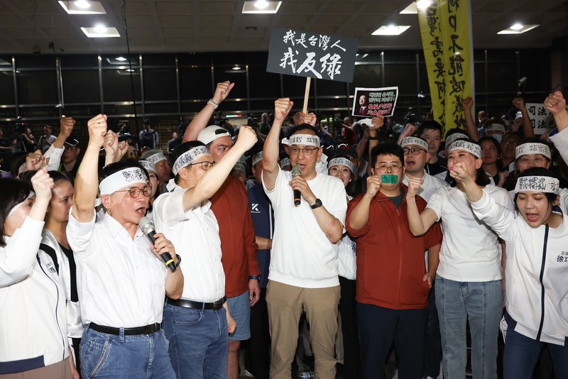 北檢偵辦幽靈連署案約談國民黨北市黨部主委黃呂錦茹，國民黨主席朱立倫(中)號召群眾17日晚間在北檢外集結抗議司法不公，北市警局今通知到案說明。資料照片 (圖：中央社)