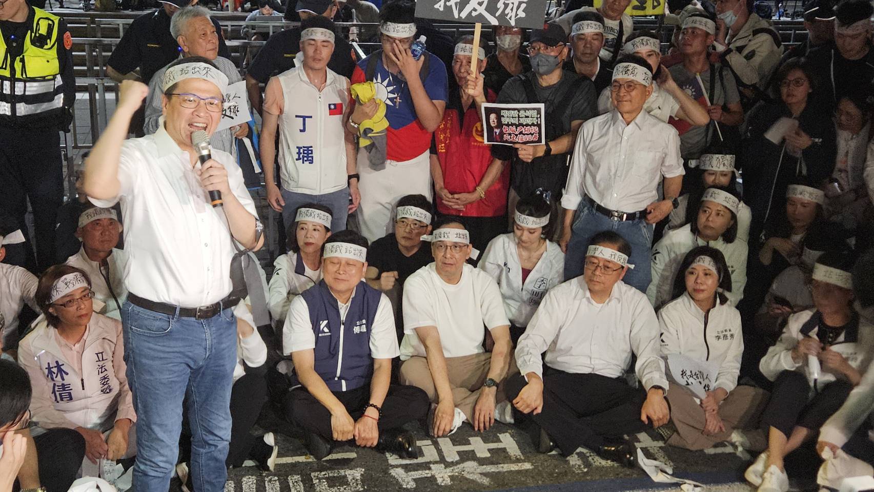 國民黨主席朱立倫(靜坐者中)率黨公職赴北檢前抗議，並宣布26日上凱道。(歐陽夢萍 攝)