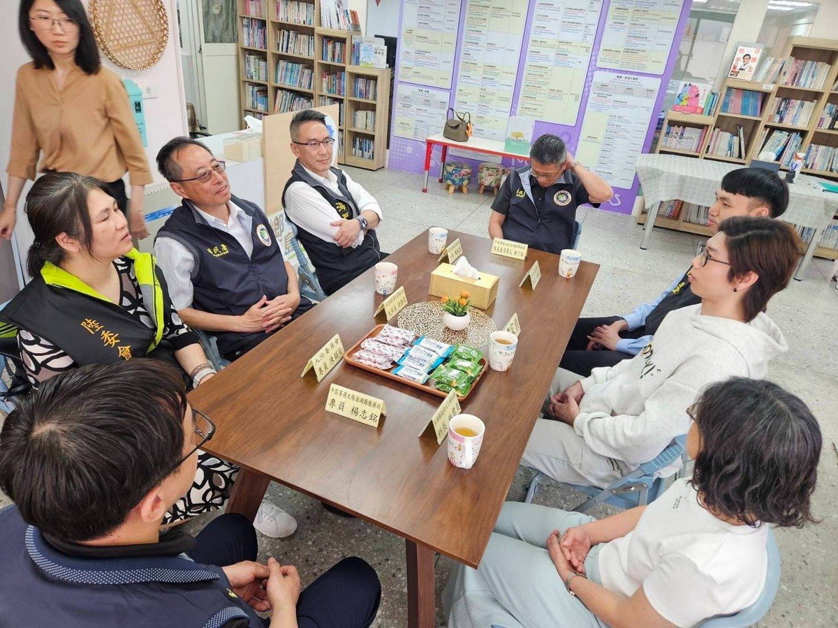 陸委會、策進會、海基會、移民署代表在澎湖與香港新住民譚家樂(右中)座談交流 (策進會提供)